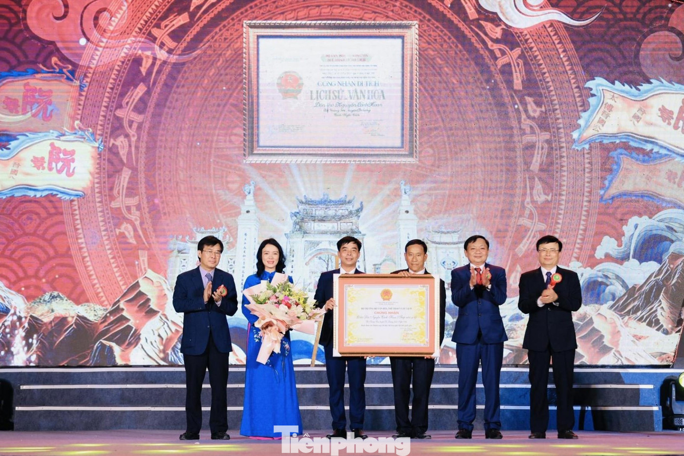 Trước đó, đại diện Bộ Văn hóa, Thể thao và Du lịch đã trao bằng công nhận Di sản văn hóa phi vật thể Quốc gia cho lễ hội đền Nguyễn Cảnh Hoan (Thập niên sự lệ).