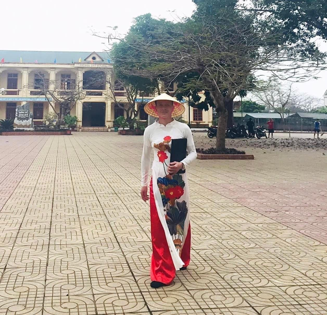 Hình ảnh thầy Ngọc mặc áo dài trên sân trường nhân dịp ngày 8/3 Hình ảnh thầy Ngọc mặc áo dài trên sân trường nhân dịp ngày 8/3