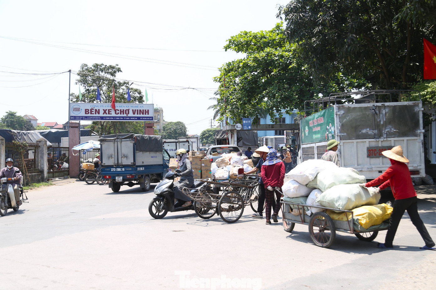 Kỳ nghỉ lễ Quốc khánh 2/9, nhiều người lao động vẫn miệt mài rong ruổi trên các con phố, tuyến đường ở TP Vinh, Nghệ An để mưu sinh. Nhịp sống của họ chẳng khác gì ngày thường, vẫn những con đường quen thuộc, vẫn tấp nập những chuyến xe chất đầy hàng hóa.