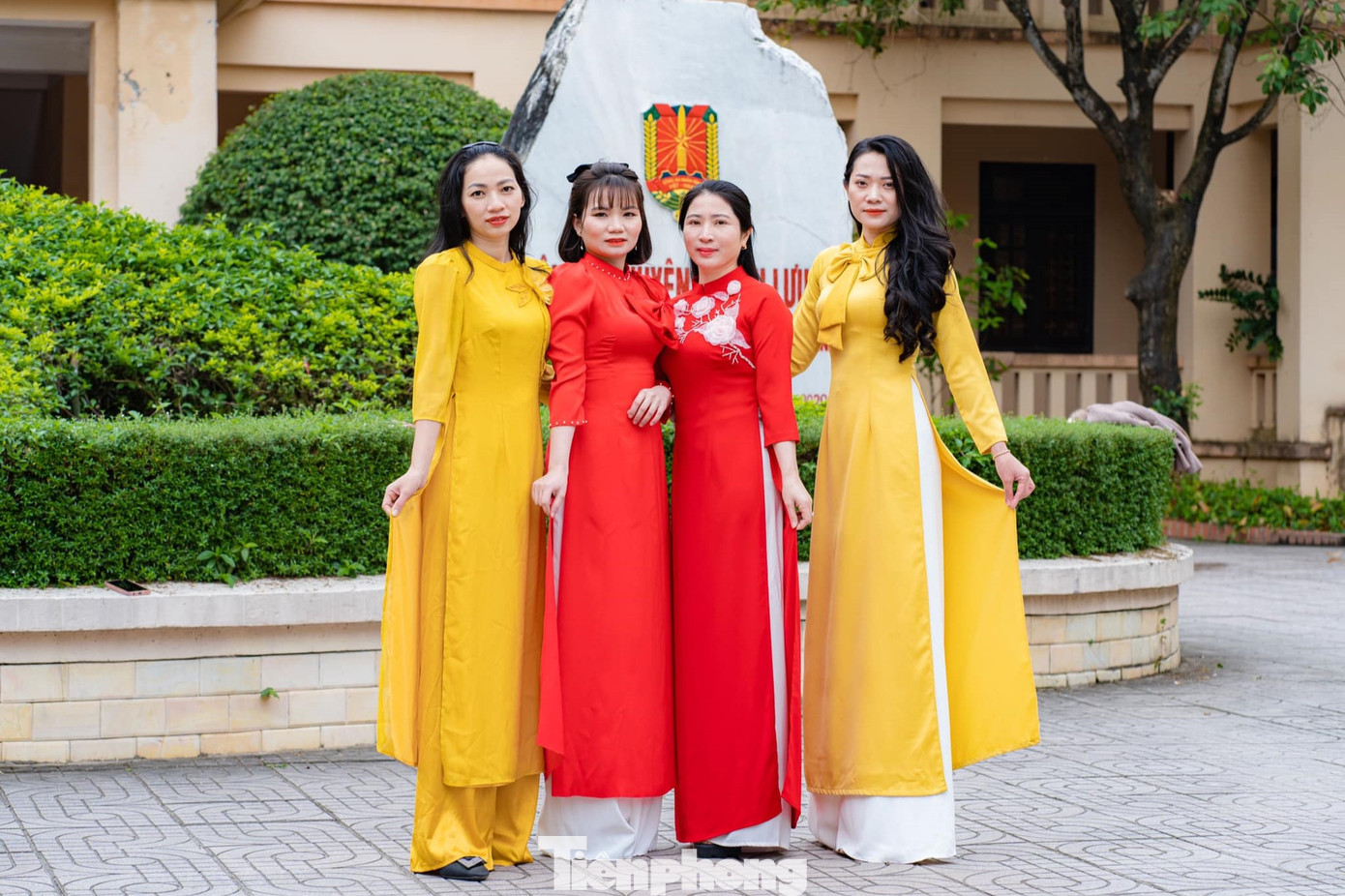 Áo dài không chỉ là trang phục truyền thống mà còn là nét văn hóa đặc trưng của dân tộc Việt Nam. Trải qua từng thời kỳ phát triển của lịch sử, áo dài vẫn tôn lên vẻ đẹp dịu dàng của người phụ nữ Việt.