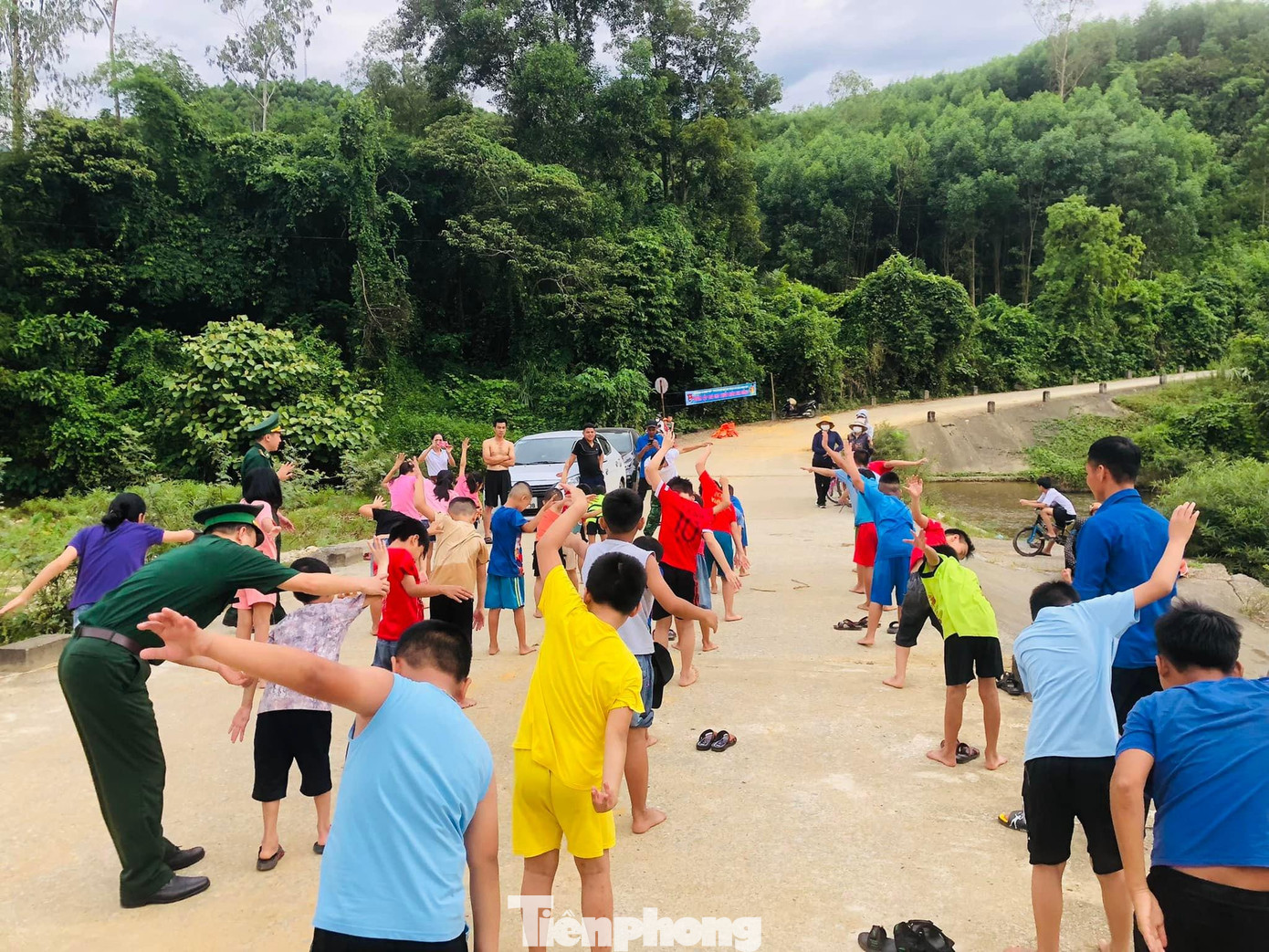 Trong thời gian học từ nay đến hết hè, các em sẽ được trang bị kiến thức về môn bơi lội, kỹ thuật bơi cơ bản như: cách thở dưới nước, cách tập nổi, kỹ thuật bơi, cách đạp chân, quạt tay, kỹ năng cơ bản để phòng ngừa đuối nước, cách nhận biết vùng nước nguy hiểm, cách cứu người đuối nước, kỹ năng sơ cứu đuối nước...