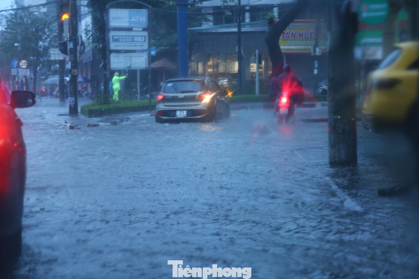 Ngã tư Lê Hồng Phong giao với đường Nguyễn Văn Cừ ngập trong sáng 24/11, nhiều phương tiện xe máy phải đi trên vỉa hè.