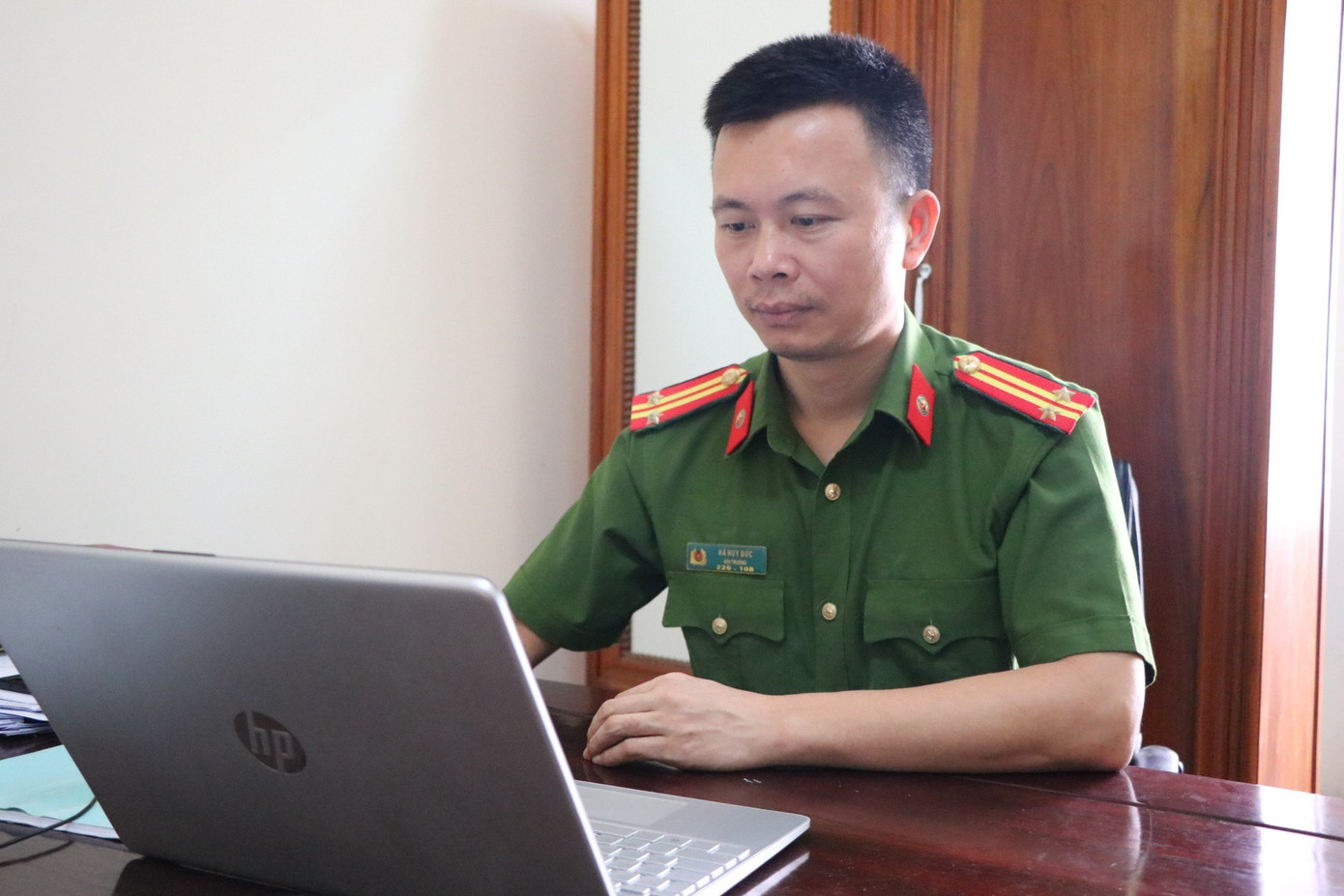 Theo Trung tá Hà Huy Đức, thực chất không có sàn giao dịch chứng khoán hay kênh đầu tư nào cả. Khi các bị hại đầu tư, tiền sẽ được chuyển tới tài khoản của nhóm lừa đảo.