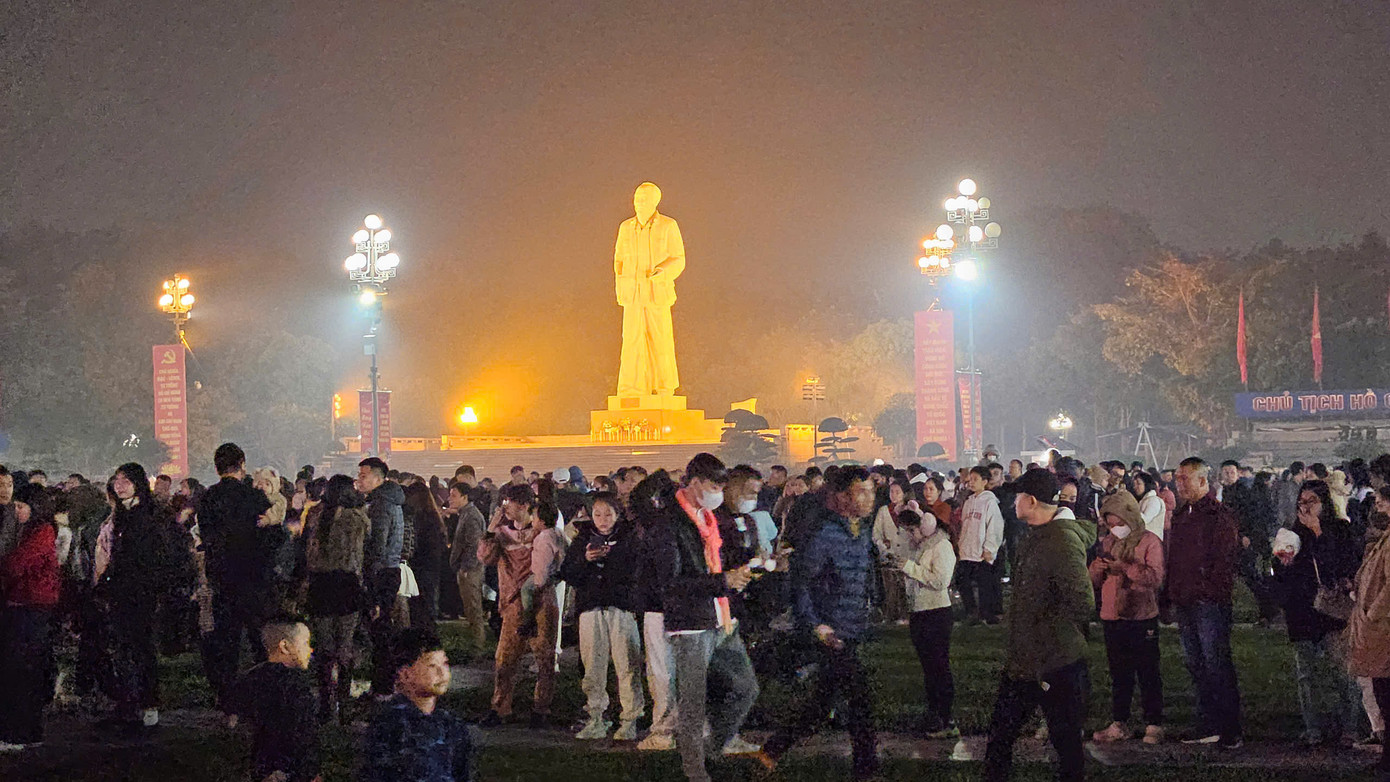 Tại đây, UBND TP Vinh tổ chức chương trình nghệ thuật với chủ đề Khát vọng mùa Xuân, gồm 3 phần: “Bước chân bên thềm nhà”, “Xuân quê hương”, “Đi giữa trời rực rỡ”. Nhiều ca sĩ nổi tiếng trong làng âm nhạc Việt Nam và Nghệ An sẽ góp mặt tại chương trình. Bên cạnh đó, chương trình còn có sự tham gia của các vũ đoàn và nhóm nhảy. Điểm nhấn của chương trình là màn pháo hoa nghệ thuật kéo dài 15 phút chào đón Xuân Ất Tỵ 2025 vào đúng 00h00 ngày 29/1. Tại đây, UBND TP Vinh tổ chức chương trình nghệ thuật với chủ đề Khát vọng mùa Xuân, gồm 3 phần: “Bước chân bên thềm nhà”, “Xuân quê hương”, “Đi giữa trời rực rỡ”. Nhiều ca sĩ nổi tiếng trong làng âm nhạc Việt Nam và Nghệ An sẽ góp mặt tại chương trình. Bên cạnh đó, chương trình còn có sự tham gia của các vũ đoàn và nhóm nhảy. Điểm nhấn của chương trình là màn pháo hoa nghệ thuật kéo dài 15 phút chào đón Xuân Ất Tỵ 2025 vào đúng 00h00 ngày 29/1.