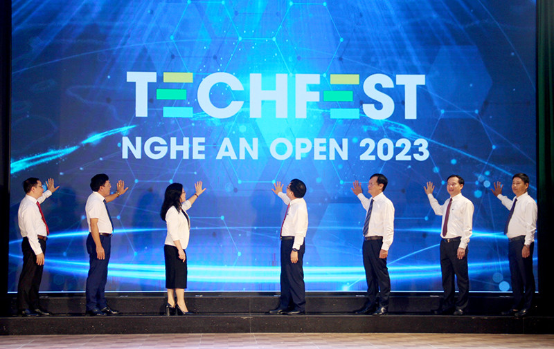 Các đại biểu bấm nút khai mạc Ngày hội khởi nghiệp đổi mới sáng tạo tỉnh Nghệ An mở rộng năm 2023