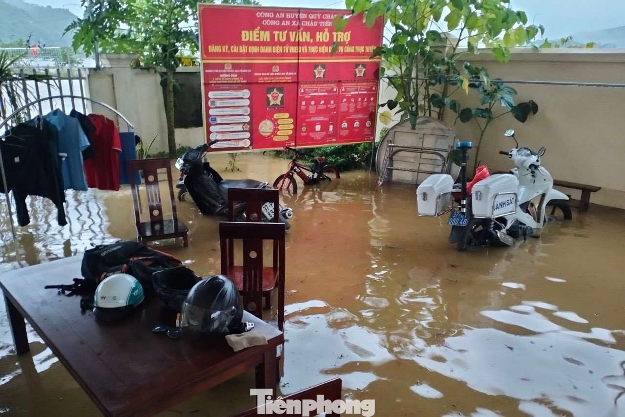 Trụ sở Công an xã Châu Tiến bị ngập