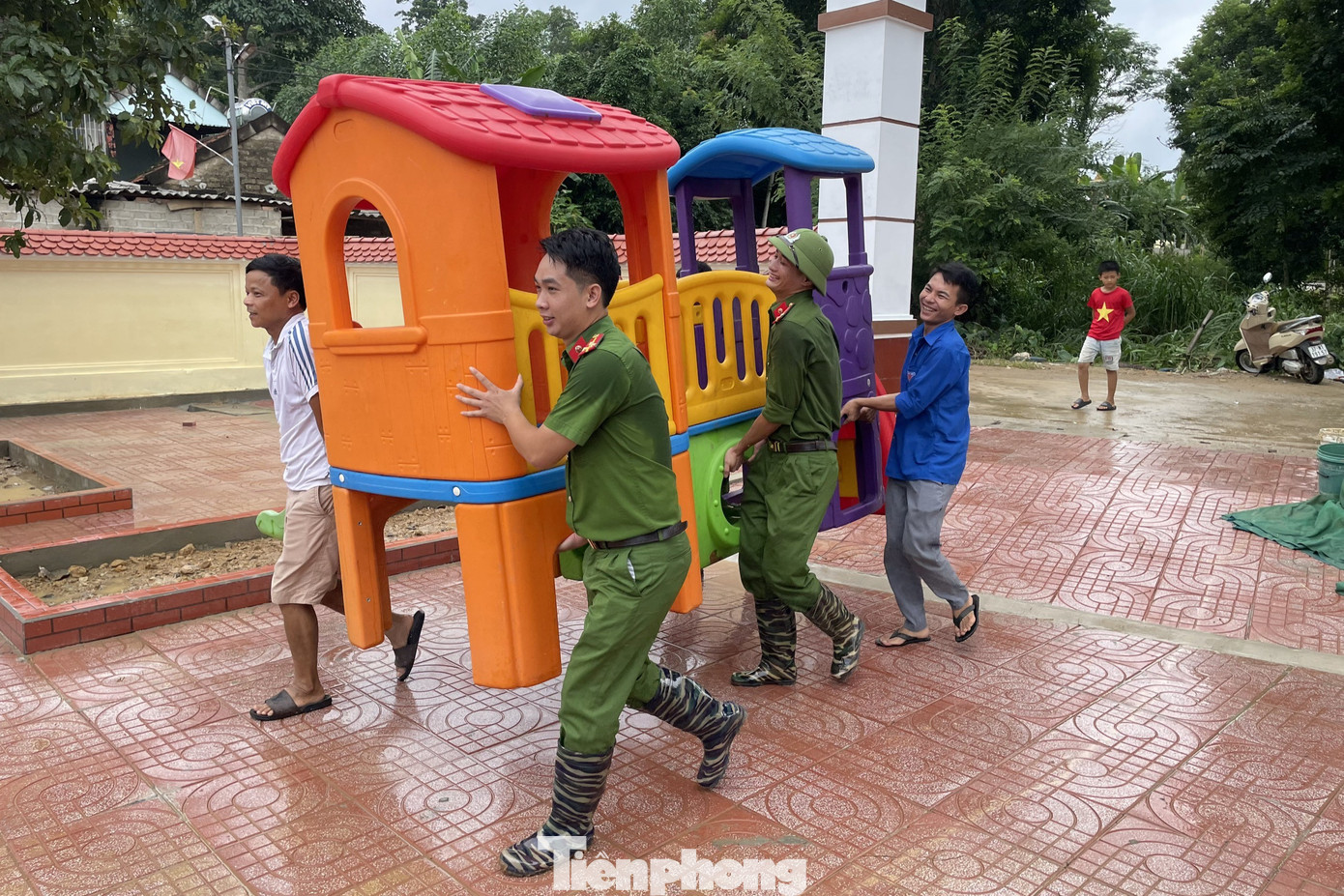 Cán bộ, chiến sĩ công an Nghệ An xung kích với tinh thần "Vì nhân dân phục vụ"