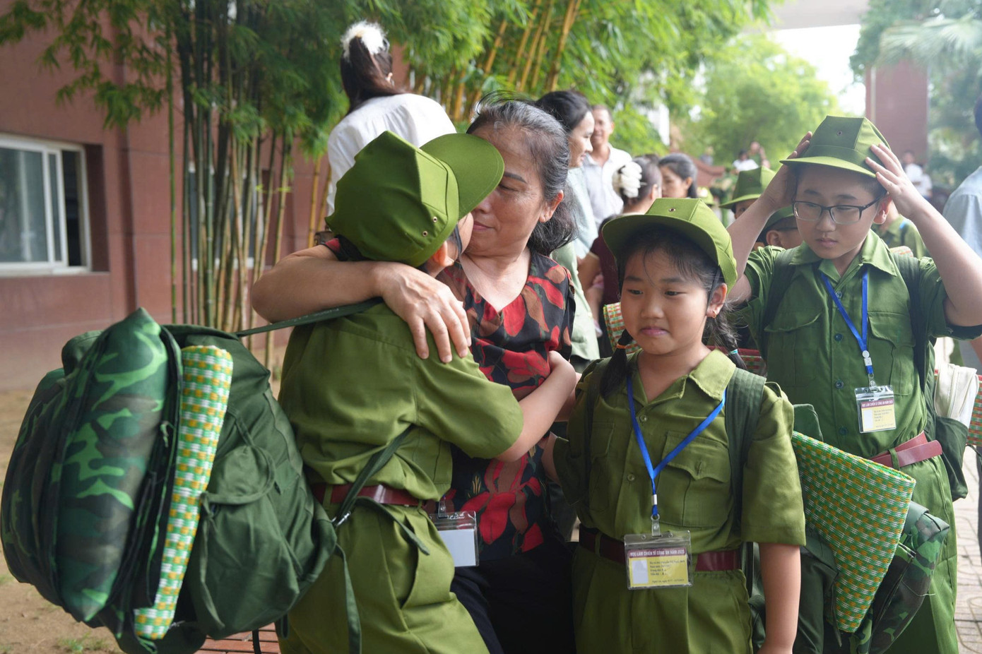 Các em tạm chia tay người thân và háo hức lên xe xuất quân, di chuyển đến Trung tâm Huấn luyện và bồi dưỡng nghiệp vụ Công an tỉnh – nơi diễn ra các hoạt động của chương trình.