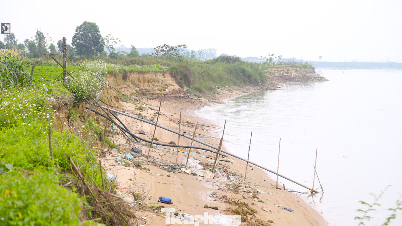 Các điểm sạt lở ngày càng lấn sâu vào đất sản xuất của người dân.