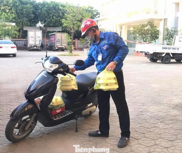Anh Thái trực tiếp làm shipper, mang những suất cơm yêu thương đến các y, bác sĩ, công an,...