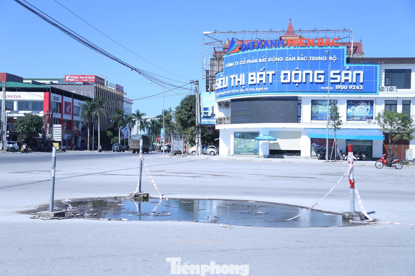 Tại nút giao đường 72m với vòng xuyến Quán Bàu nhiều tháng nay xuất hiện một ‘ổ voi’ gây mất an toàn giao thông, tuy nhiên chưa được khắc phục.