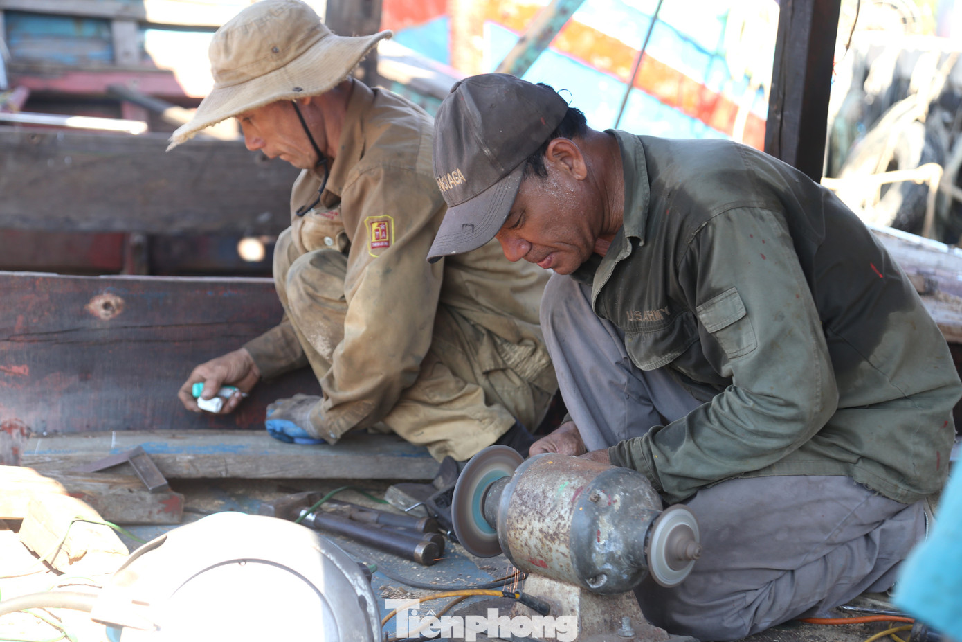 Những người thợ sửa tàu nơi đây đều là "tay ngang", không được đào tạo qua trường lớp mà hầu như chỉ học nghề từ những người đi trước. Làm lâu thành quen, dần trở nên thành thạo.