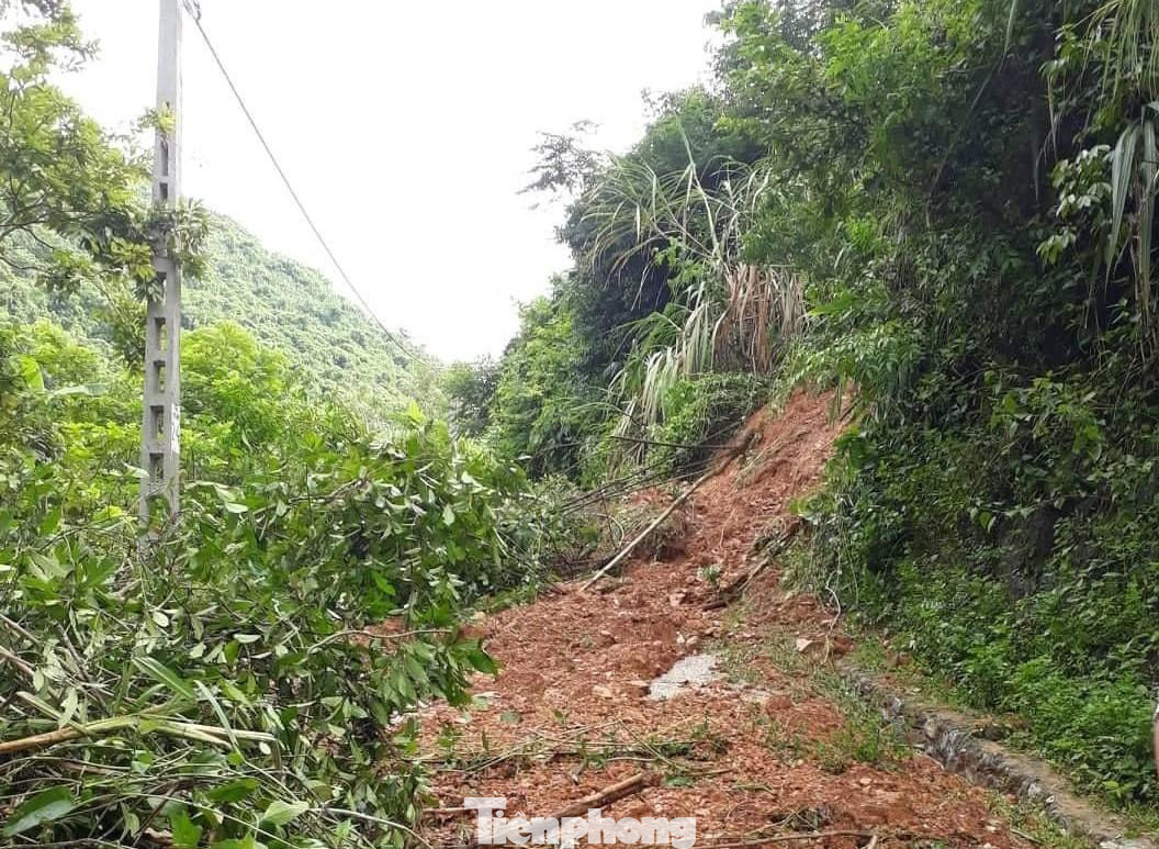 Mưa lớn kéo dài khiến tình trạng sạt lở đất xảy ra ở nhiều khu vực, làm cô lập nhiều tuyến đường, nhiều nhà dân cũng rơi vào tình trạng báo động khi đất đá sạt lở đã lấn sát vào căn nhà.