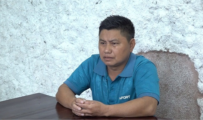 Đối tượng Tồng Cu Mua (trái) và Mùa Dua Thái (phải) tại cơ quan công an