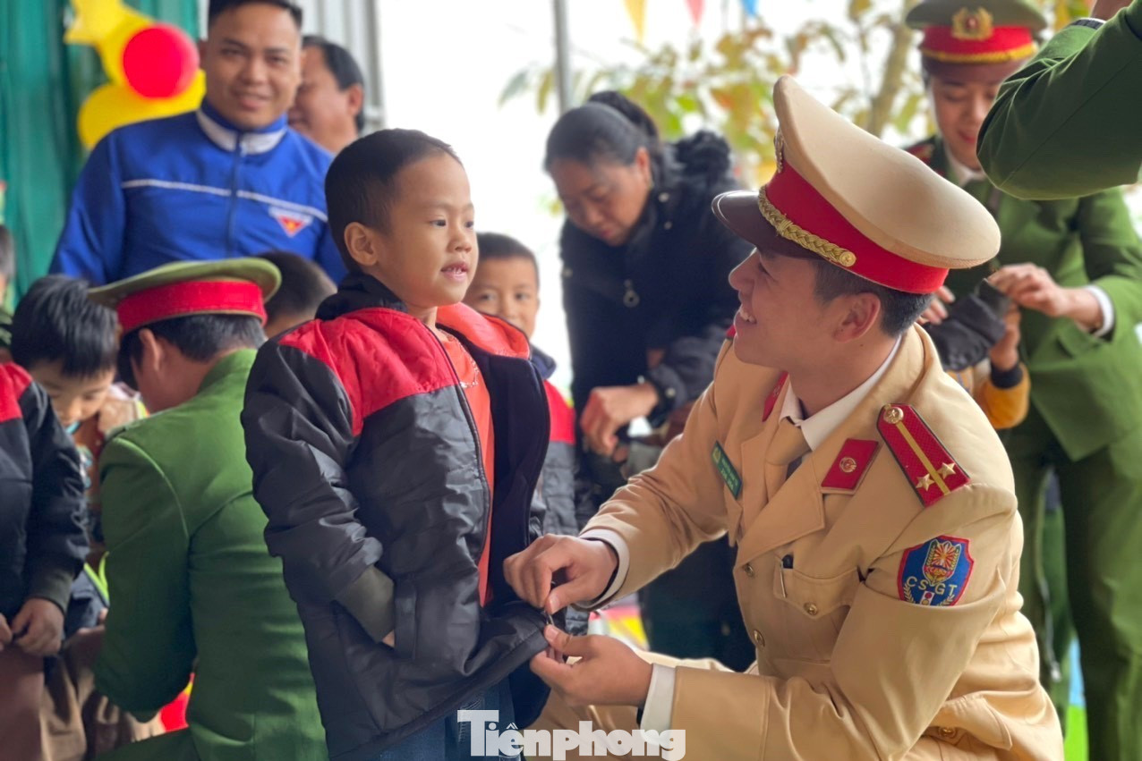 Trung úy Tú tại chương trình “Xuân tình nguyện, mùa đông ấm”