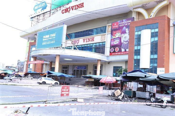 Khu vực chợ đầu mối là một phần của chợ Vinh. Không còn cảnh nhộn nhịp, tấp nập, chợ đầu mối Vinh bước vào những ngày &quot;cửa đóng, then cài&quot;.