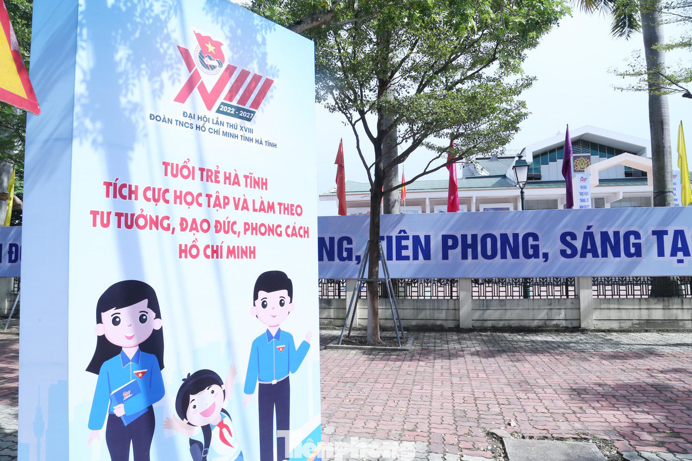 Trước ngày hội lớn, tuổi trẻ Hà Tĩnh đã có nhiều hành động thiết thực để tuyên truyền, chào mừng Đại hội. Khắp các con đường trang trí băng rôn chào mừng Đại hội đại biểu Đoàn TNCS Hồ Chí Minh tỉnh Hà Tĩnh khóa XVIII, nhiệm kỳ 2022-2027.