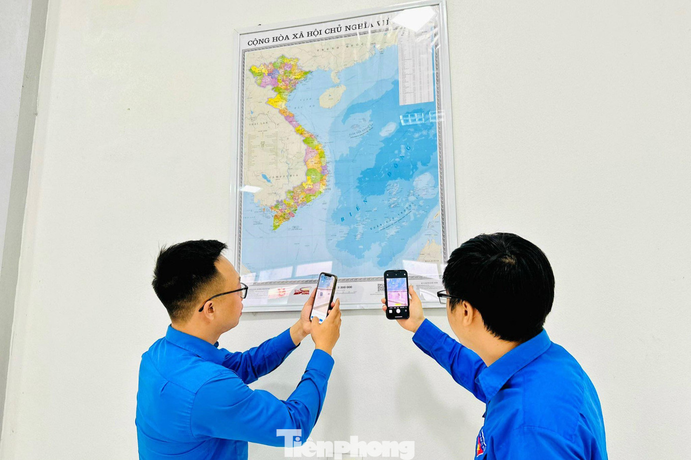 Bạn trẻ thích thú trải nghiệm bản đồ Việt Nam bằng công nghệ thực tế ảo tăng cường (công nghệ AR).