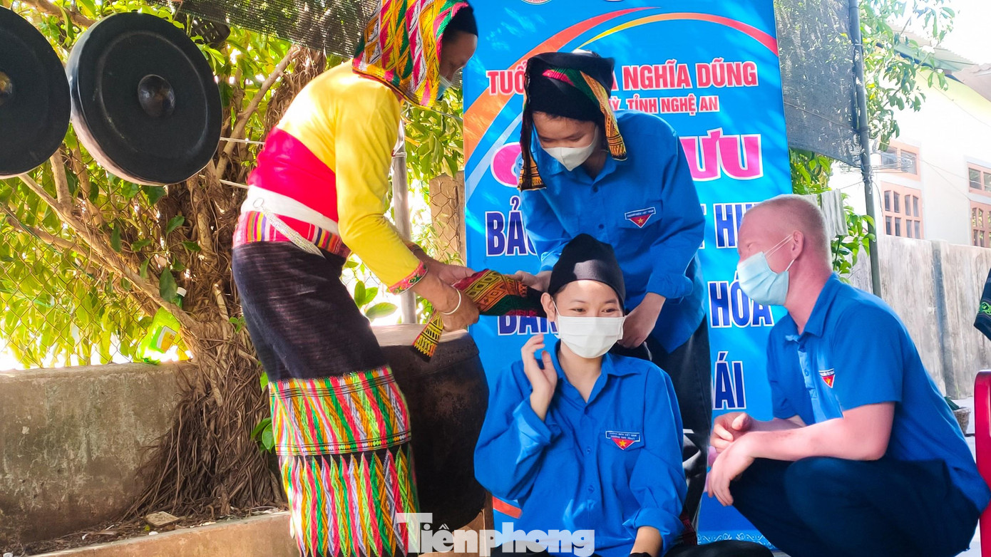 Khăn Piêu là sự kết hợp độc đáo, khéo léo giữa màu sắc và hoa văn. Đó là màu xanh của núi rừng, màu vàng của ánh nắng, nương lúa và màu trắng hồng của hoa thơm. Mỗi một hoa văn thể hiện cách ứng xử của người Thái với thiên nhiên và bản làng. Theo quan niệm của người Thái, khăn Piêu còn là tiêu chuẩn để đánh giá tài năng, phẩm hạnh, sự đảm đang của người phụ nữ.