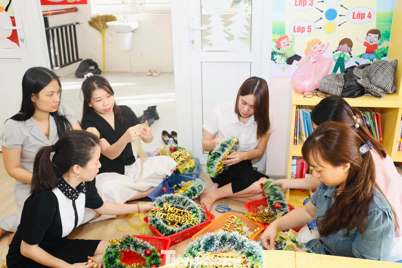 Giáo viên kiểm tra lần cuối trước khi mang trao tặng.