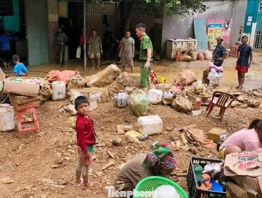 Tại xã Chiêu Lưu, mưa lớn những ngày qua gây ra sạt lở, đứt gãy các tuyến đường giao thông huyết mạch, hơn 3.000 người dân ở 5 bản: Xiêng Thù, Lưu Hòa, La Ngan, Tạ Thong, Lưu Thắng vẫn đang bị cô lập.