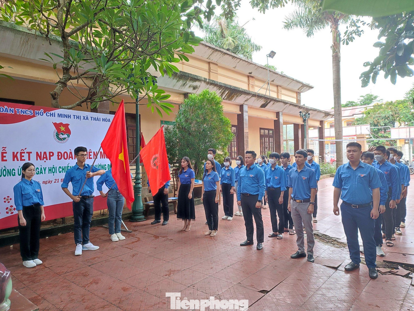 Kết nạp đoàn viên mới là thành viên đội tình nguyện Hoa Phượng đỏ tại thị xã Thái Hòa
