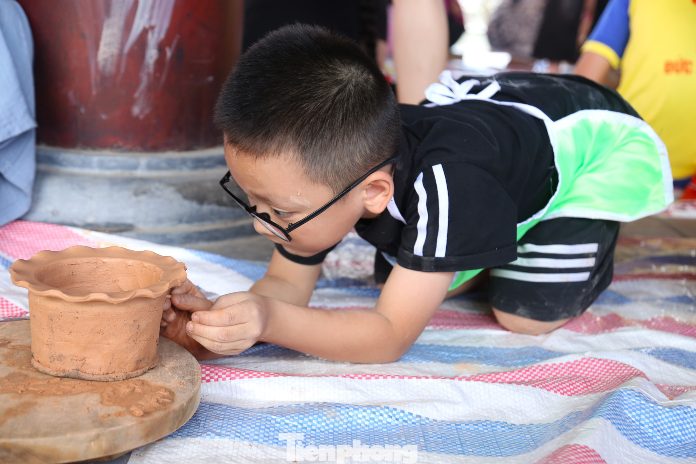 Thỏa thích sáng tạo trên sản phẩm gốm. Thỏa thích sáng tạo trên sản phẩm gốm.