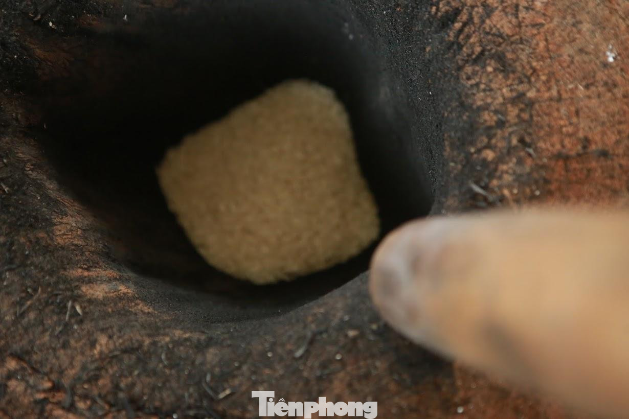 Nếp phải chọn loại nếp dẻo thơm nhất, lựa bông đẹp, chắc hạt, đạp lấy hạt, giã đến khi trắng. Rơm chọn những cọng nếp, to, vàng ươm, đem về phơi khô, đốt thành tro, vò kỹ, rây lấy phần mịn nhất rồi trộn với gạo nếp thơm.