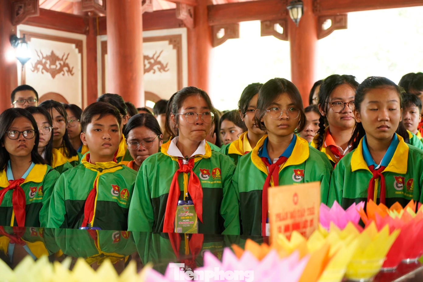 Nhiều em thiếu nhi xúc động trước câu chuyện về sự hy sinh anh dũng của 13 anh hùng liệt sĩ TNXP của Đại đội 317 vào rạng sáng ngày 31/10/1968.