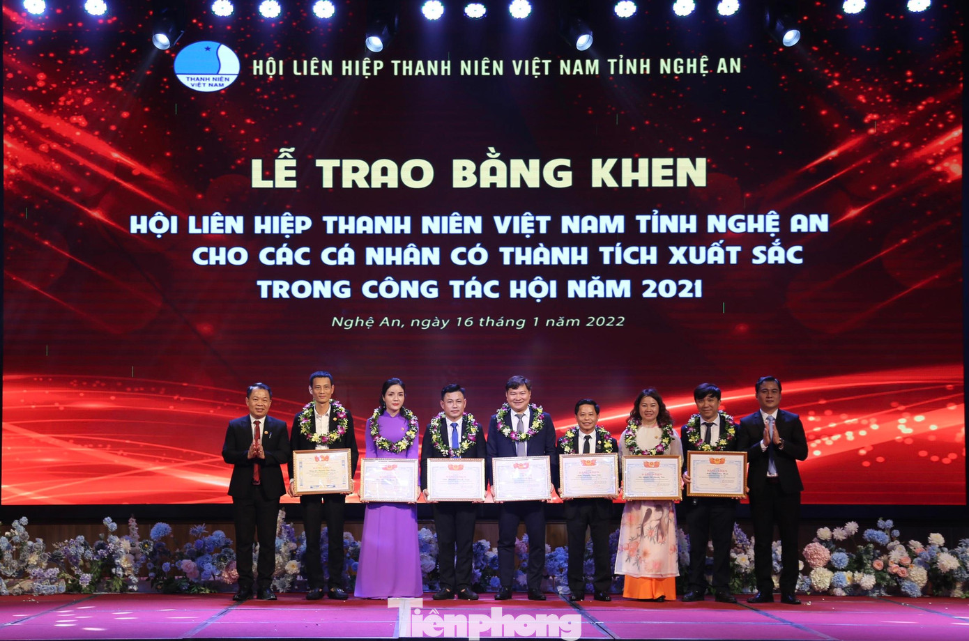 Đại diện Hội Liên hiệp thanh niên Nghệ An trao Bằng khen cho các doanh nhân trẻ Nghệ An có đóng góp xuất sắc trong hoạt động khởi nghiệp và kinh doanh