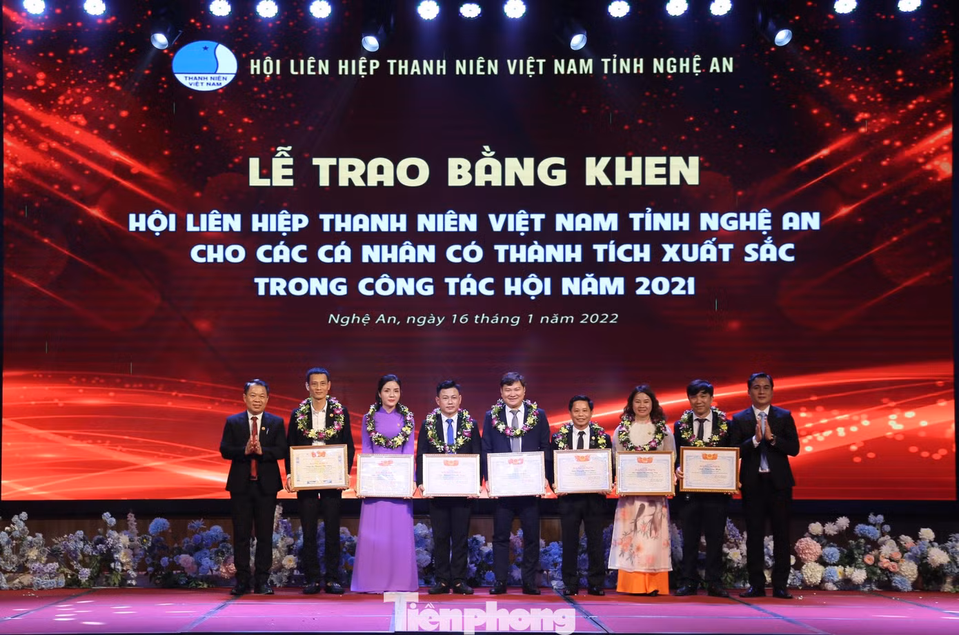 Đại diện Hội Liên hiệp thanh niên Nghệ An trao Bằng khen cho các doanh nhân trẻ Nghệ An có đóng góp xuất sắc trong hoạt động khởi nghiệp và kinh doanh