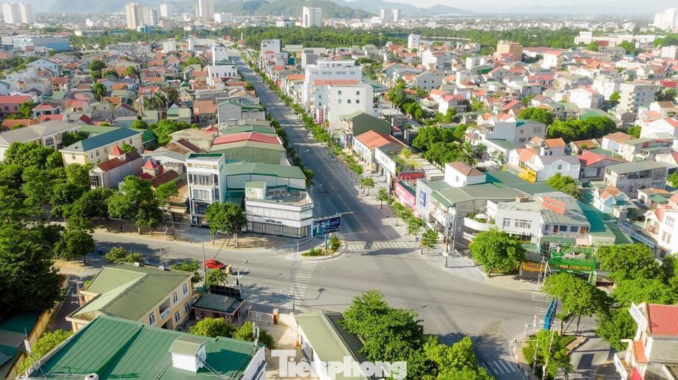 Trước diễn biến phức tạp của dịch COVID-19, từ 0h ngày 23/8 thành phố Vinh (Nghệ An) nâng cao biện pháp giãn cách xã hội trên một mức so với Chỉ thị 16, thực hiện "ai ở đâu ở yên đó" trong 7 ngày nhằm tập trung ngăn chặn, đẩy lùi, tiến tới kiểm soát tốt dịch bệnh.