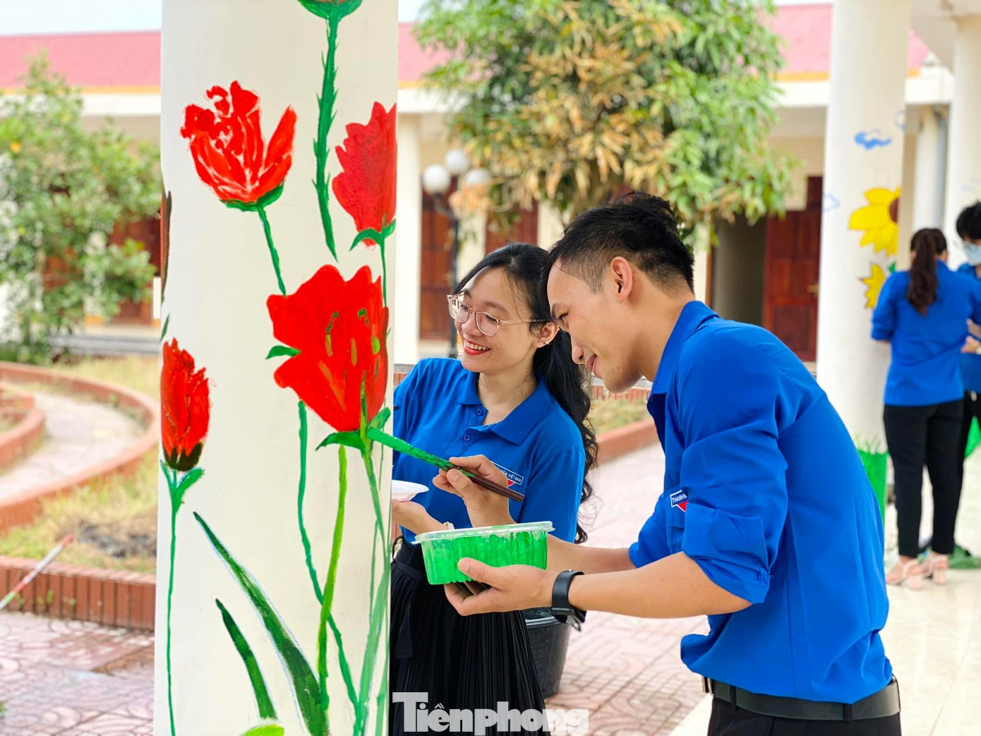 “BTV Huyện đoàn và lãnh đạo Khu Điều dưỡng Thương binh Tâm thần kinh Nghệ An muốn tạo một không gian bình yên, gợi nhắc những không gian xanh bên ngoài cho các bác. Do các bác thương binh phải ở trong khu điều dưỡng tập trung, không được ra ngoài nên việc tạo ra không gian sống sinh động bằng những bức tranh trên tường hết sức ý nghĩa”, anh Hưng nói.