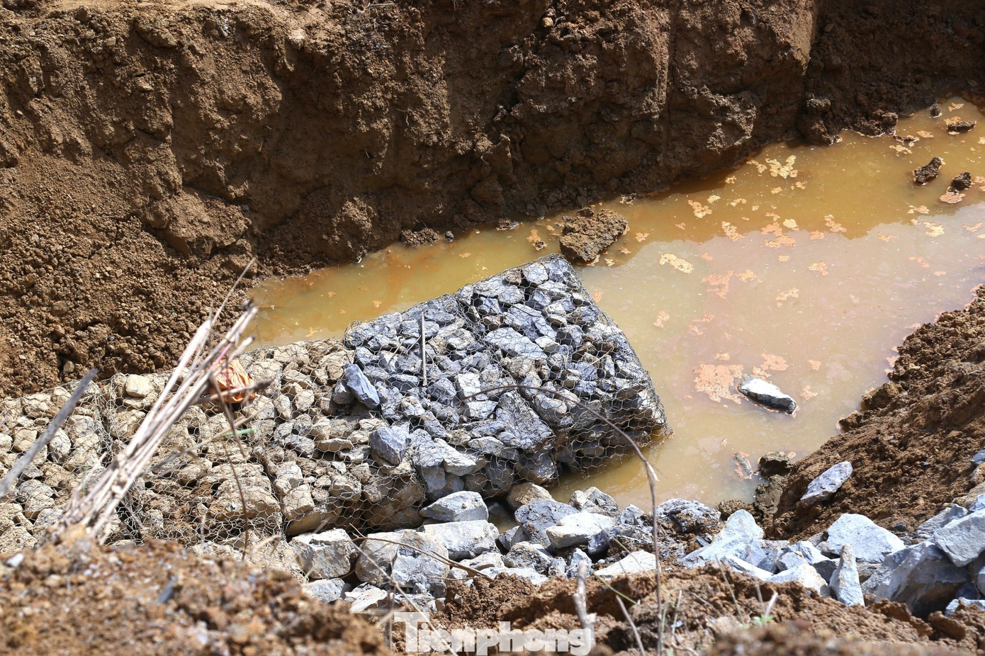 Xếp rọ đá để chống sạt lở