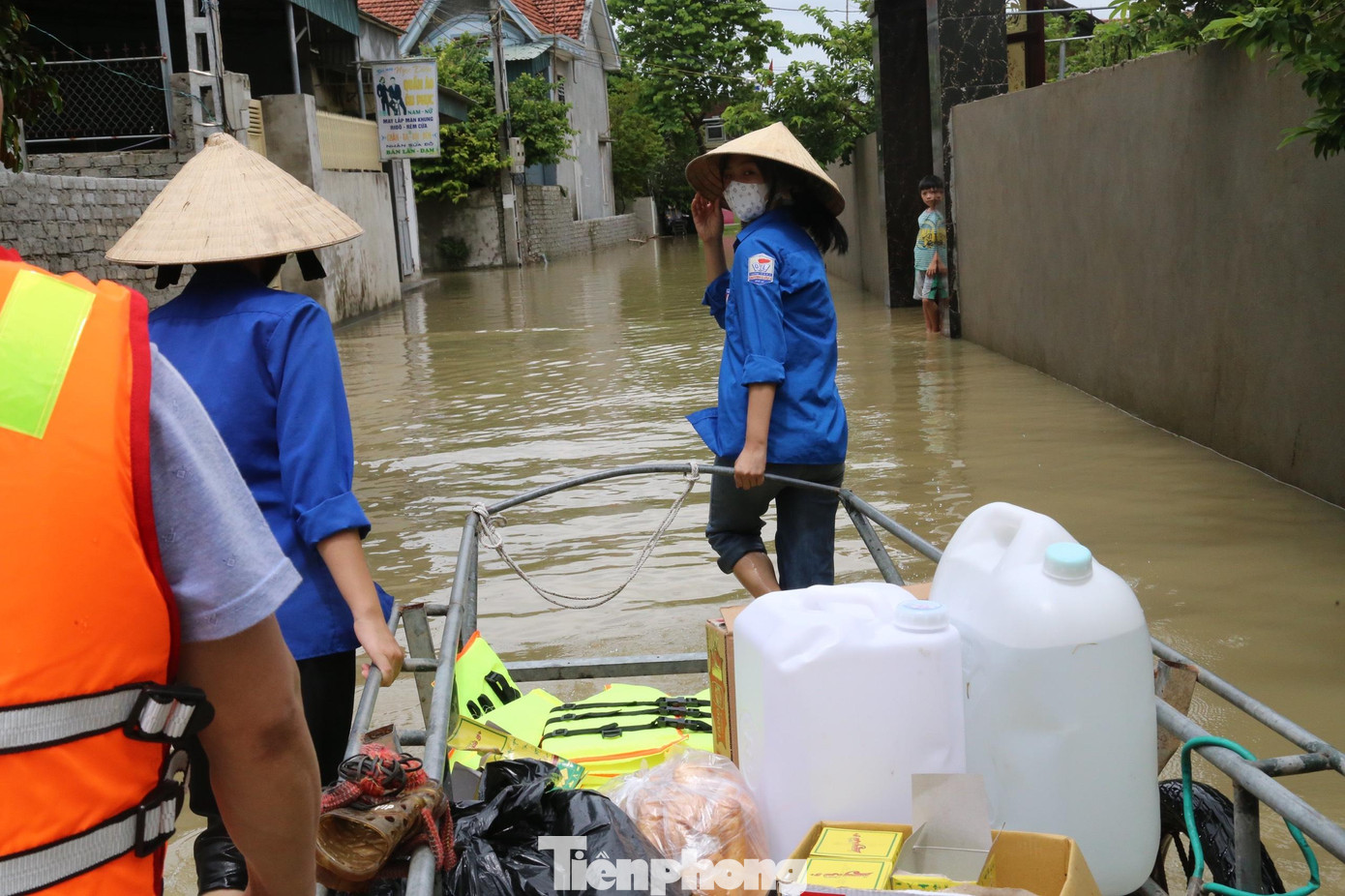 Hình ảnh màu áo xanh thanh niên đã trở thành một nguồn năng lượng tiếp sức cần thiết làm ấm lòng người dân bị thiệt hại do mưa lũ, động viên tinh thần và góp công góp sức giúp họ sớm vượt qua giai đoạn khó khăn, ổn định cuộc sống trở lại.