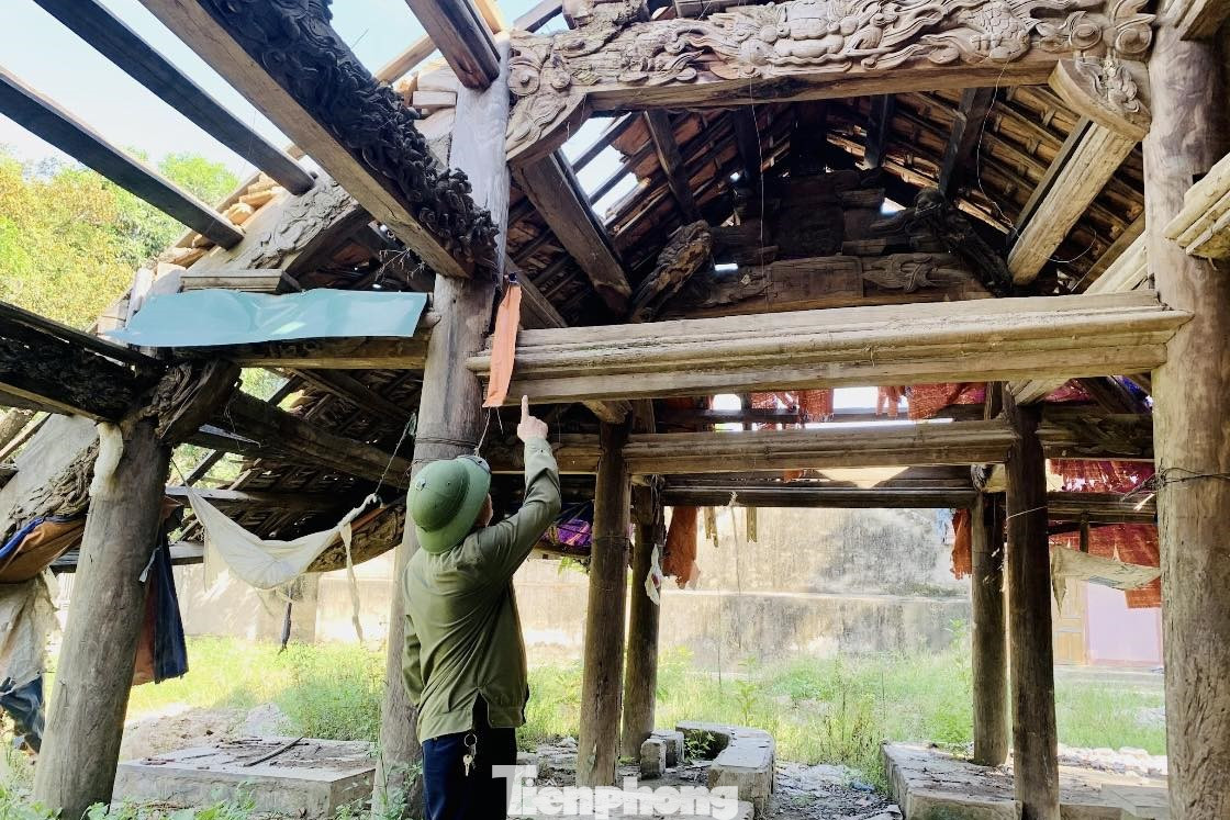 Ông Hồ Văn Lâm (nhà ở cạnh đình Nhân Hậu) chia sẻ: “Qua thời gian, mưa nắng, gió bão, nay ngôi đình đã xuống cấp nghiêm trọng. Gần nửa thế kỷ sử dụng đình chợ, làm nơi buôn bán của người dân địa phương, ngôi đình chỉ được lợp thêm những tấm bạt, tấm nilon, nay cũng đã rách tả tơi. Nhìn ngôi đình cổ hư hỏng nặng nề, có thể sập đổ trong nay mai, ai nấy đều rất đau lòng. Dù đã quá muộn, dân làng vẫn mong đình được tu sửa”. Ông Hồ Văn Lâm (nhà ở cạnh đình Nhân Hậu) chia sẻ: “Qua thời gian, mưa nắng, gió bão, nay ngôi đình đã xuống cấp nghiêm trọng. Gần nửa thế kỷ sử dụng đình chợ, làm nơi buôn bán của người dân địa phương, ngôi đình chỉ được lợp thêm những tấm bạt, tấm nilon, nay cũng đã rách tả tơi. Nhìn ngôi đình cổ hư hỏng nặng nề, có thể sập đổ trong nay mai, ai nấy đều rất đau lòng. Dù đã quá muộn, dân làng vẫn mong đình được tu sửa”.