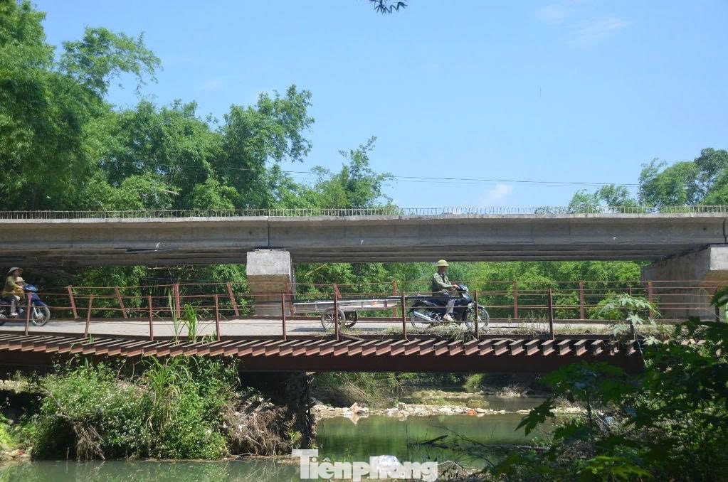 “Vì tính chất công việc nên tôi phải di chuyển qua cầu mỗi ngày. Mỗi lần qua cầu, nghe tiếng động mạnh từ cầu sắt, tôi cảm thấy lo sợ chẳng may ngã rơi xuống suối”, một người dân trú xã Đồng Văn chia sẻ.