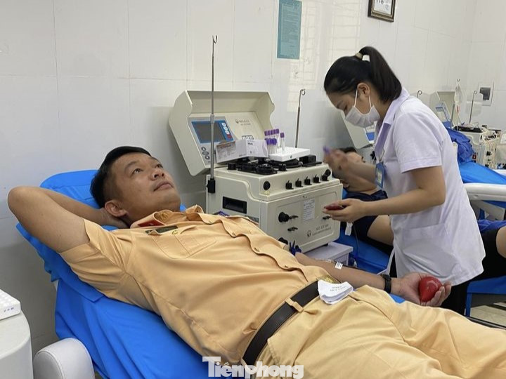 Đại úy Trần Anh Tuấn - Bí thư Chi đoàn Phòng Cảnh sát giao thông hiến máu cứu bệnh nhân nguy kịch