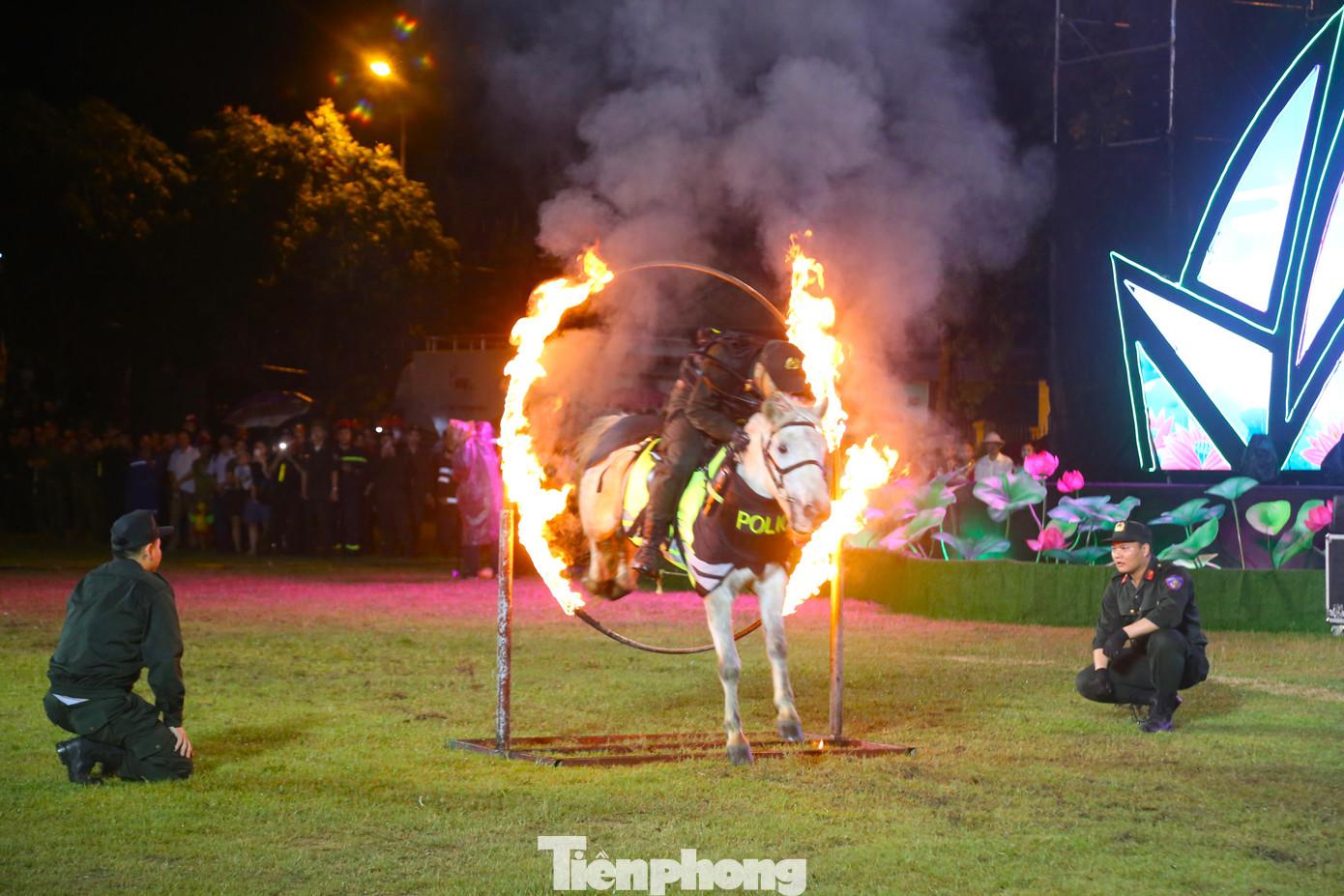 Màn trình diễn kỹ thuật điều khiển ngựa vượt qua vòng lửa.