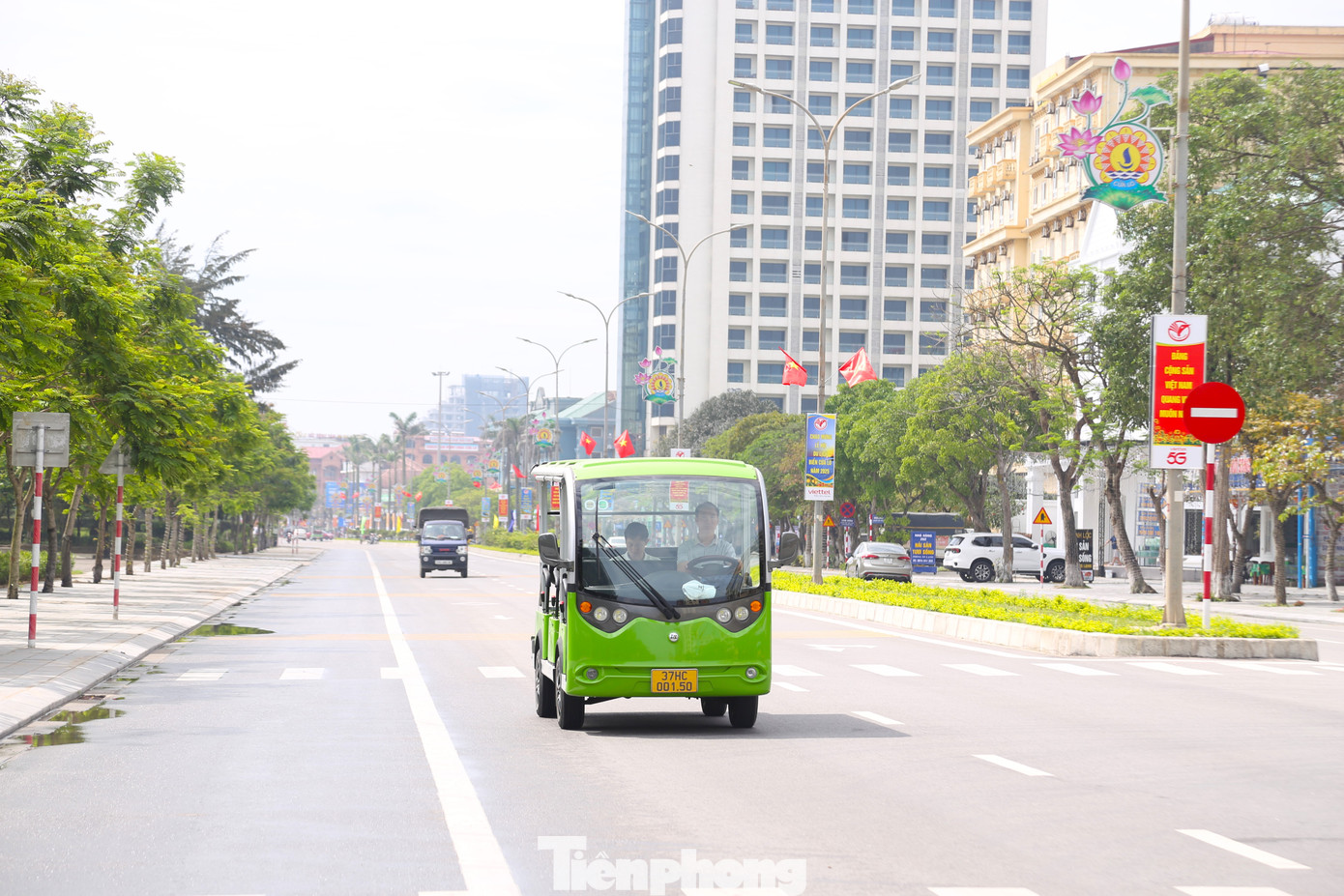 Hệ thống xe điện sẵn sàng phục vụ du khách. Hệ thống xe điện sẵn sàng phục vụ du khách.