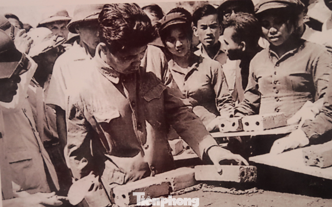 Năm 1974, Phó Thủ tướng kiêm Bộ trưởng Bộ Xây dựng Đỗ Mười đặt viên gạch đầu tiên xây chung cư Quang Trung.