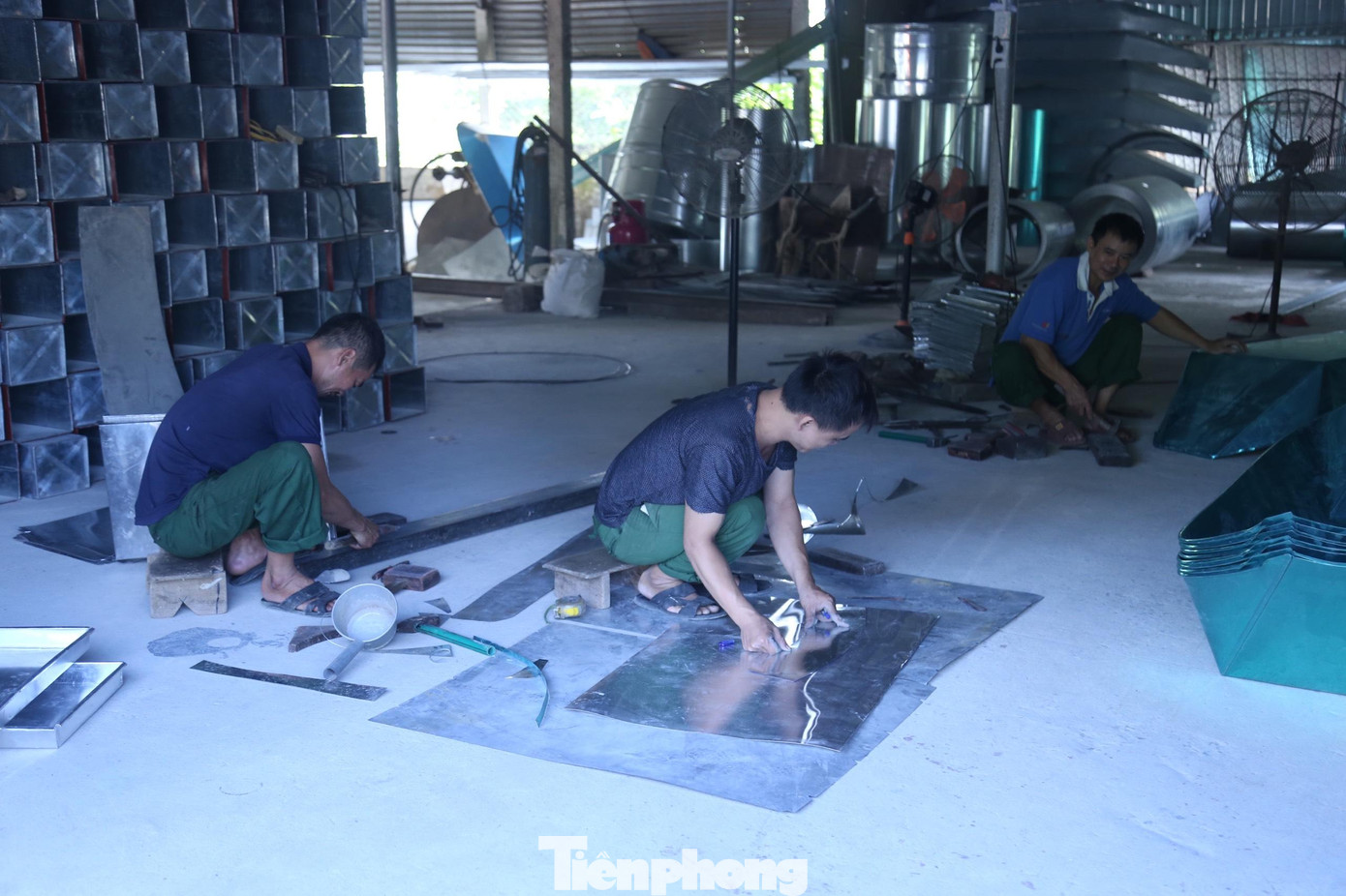 Bà Nguyễn Thị Hạ, chủ cơ sở gò hàn Hạ Tần, xã Hưng Thịnh cho biết, gò hàn tôn là nghề truyền thống của gia đình. Vào mùa mưa lũ, bà phải thuê thêm nhân công để sản xuất thuyền kịp tiến độ.