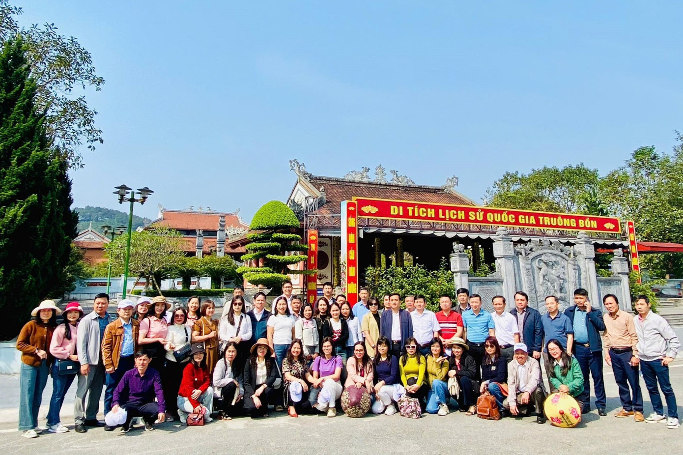 Ông Phan Trọng Lộc, Giám đốc Khu Di tích lịch sử quốc gia Truông Bồn cho biết từ đầu tháng Tư đến nay, Khu di tích Truông Bồn đã đón gần 30.000 lượt khách đến tham quan, dâng hương tưởng niệm, trong đó phần lớn là các đoàn học sinh, cựu chiến binh, cựu thanh niên xung phong và nhân dân từ khắp mọi miền đất nước. Riêng trong 3 ngày nghỉ lễ vừa qua, khu di tích đón hơn 12.000 lượt khách đến tham quan, dâng hương tưởng niệm.