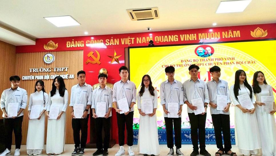 Vừa qua, Trà Mi được kết nạp Đảng tại Chi bộ trường THPT chuyên Phan Bội Châu