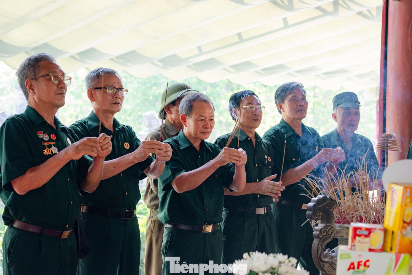 Dịp này, nhiều cựu chiến binh, cựu thanh niên xung phong cũng đã về với mảnh đất linh thiêng, dâng lên những bông hoa tươi thắm, nén hương thơm.