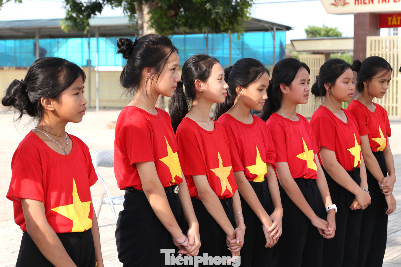 Học sinh trường THCS Cẩm Sơn chăm chú lắng nghe ý nghĩa về cột mốc biên giới và bia chủ quyền biển đảo. Học sinh trường THCS Cẩm Sơn chăm chú lắng nghe ý nghĩa về cột mốc biên giới và bia chủ quyền biển đảo.