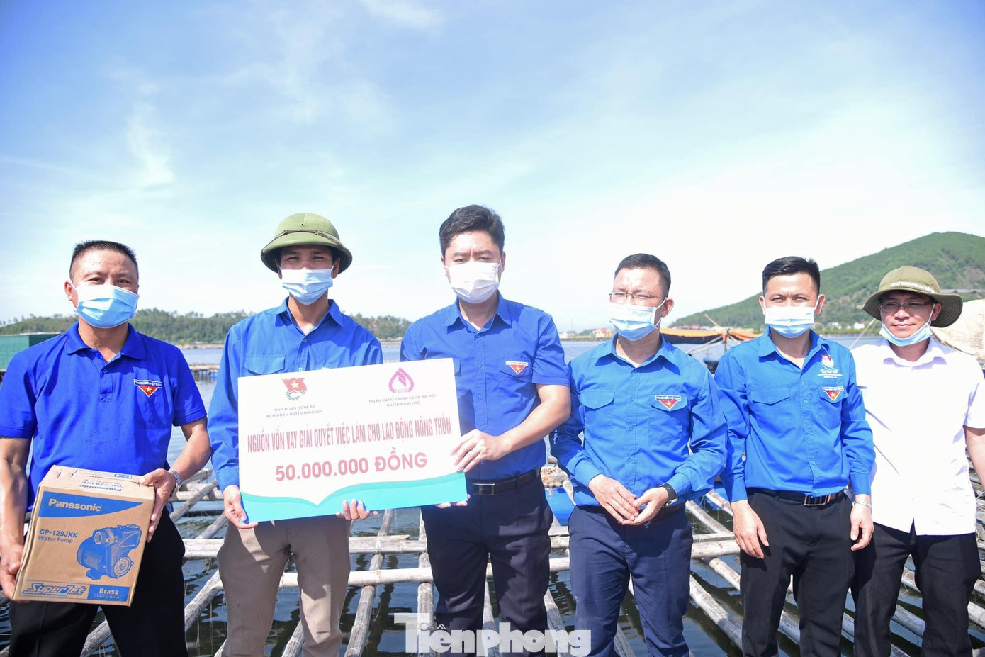 Thăm quan mô hình phát triển kinh tế nuôi hàu tại xã Nghi Thiết, huyện Nghi Lộc.