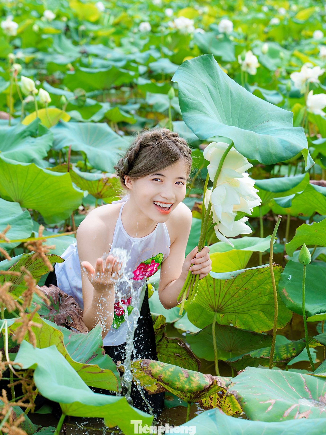 Không chỉ chọn áo dài, nhiều cô gái chọn mặc áo yếm để chụp ảnh với hoa sen.