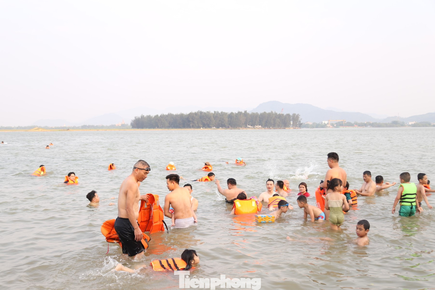 Bãi tắm nằm bên bờ sông Lam, cách cầu Bến Thủy khoảng 1km về phía hạ lưu. Ghi nhận khoảng 18h chiều 21/5, rất đông các gia đình đưa con ra sông tắm. Khu vực này nước không quá sâu, lại chảy êm nên người dân lựa chọn là nơi đưa con ra tập bơi, tắm mát.