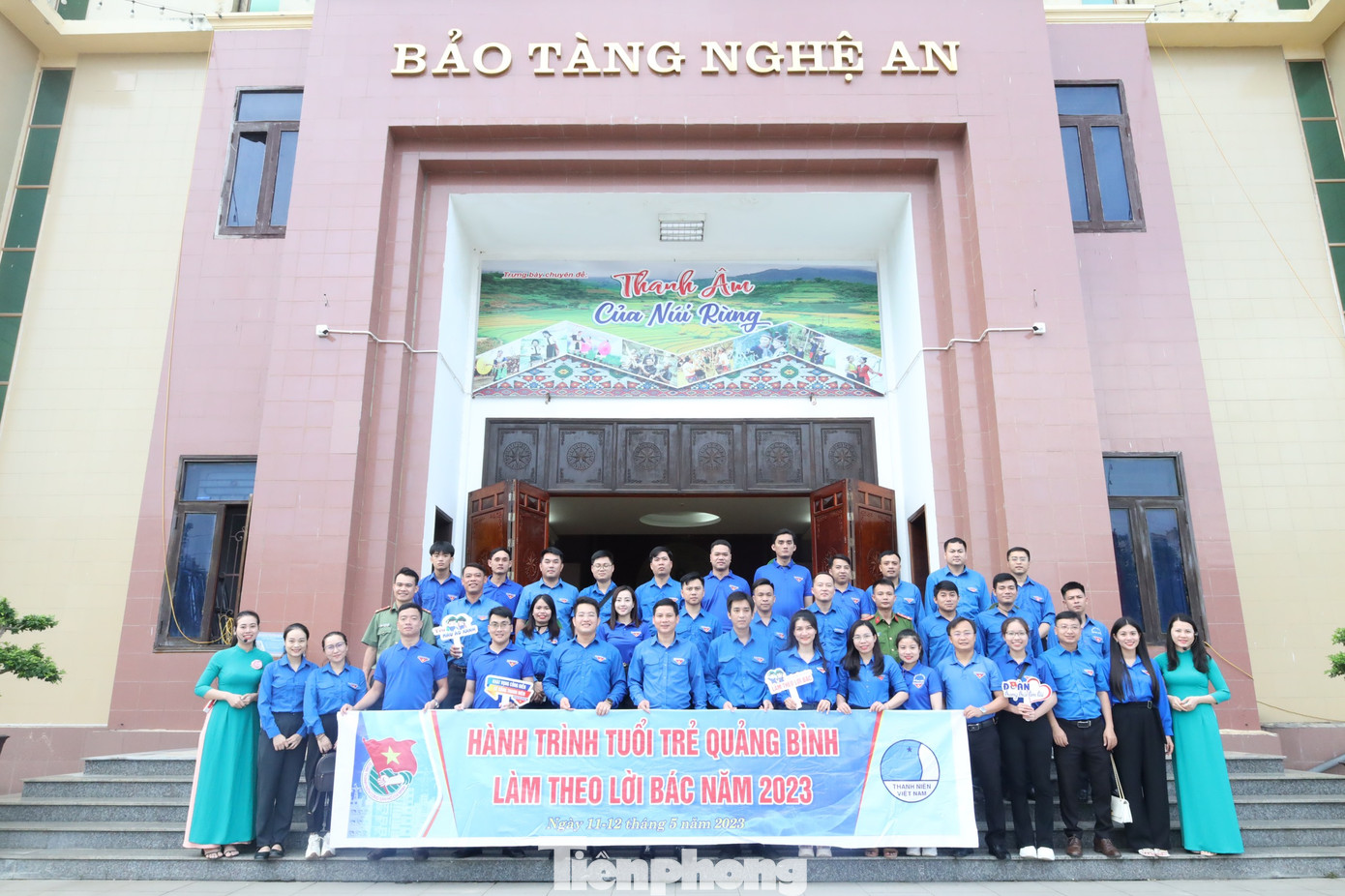 Tuổi trẻ Quảng Bình chụp hình lưu niệm tại Bảo tàng Nghệ An.